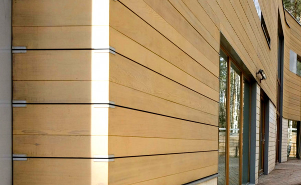 Отделка фасадов деревянным планкеном: особенности и преимущества
